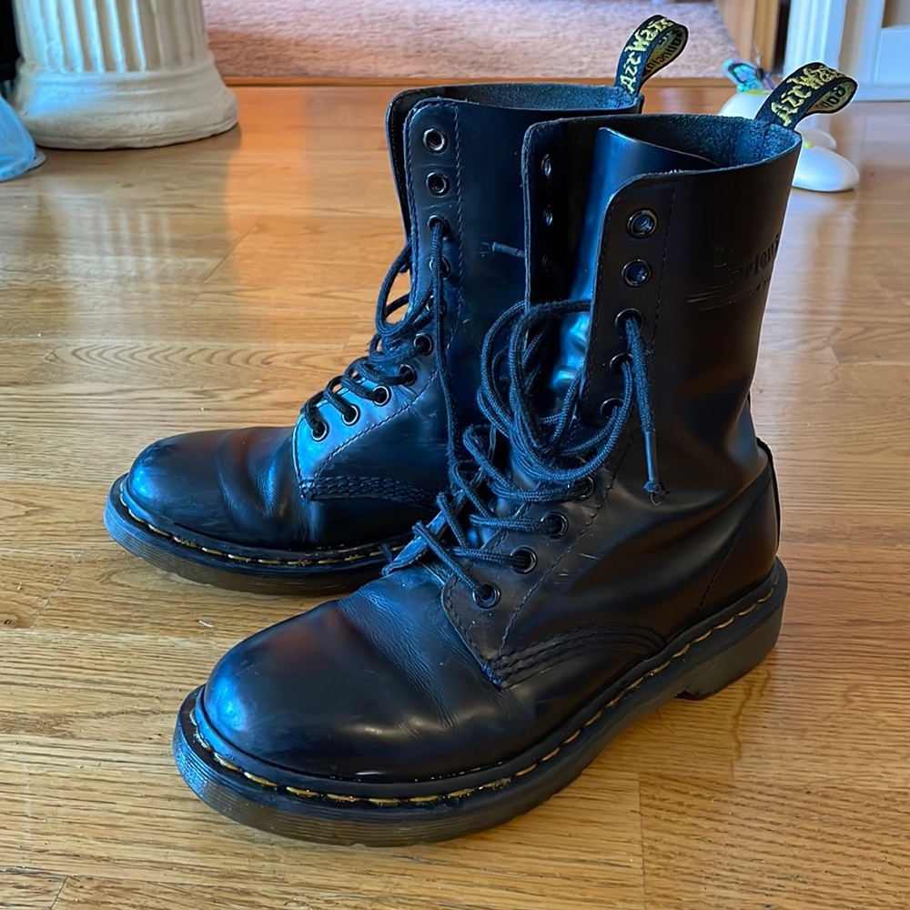 Dr. Martens classic combat boots, s7